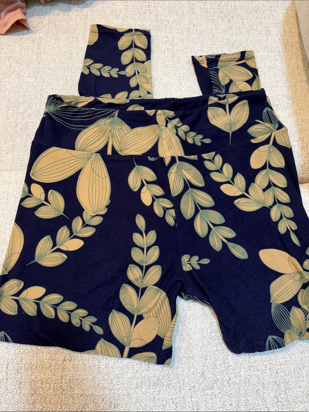Bundle of EIGHT LuLaRoe TOPS AND LEGGINGS 💫💫 - Picture 10 of 12